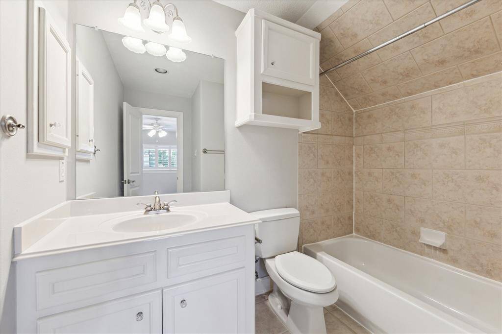 Ensuite bathroom to bedroom on the 3rd floor.