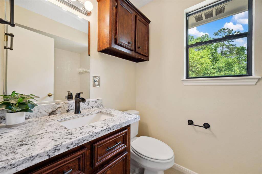 Secondary bathroom upstairs with shower/tub combo