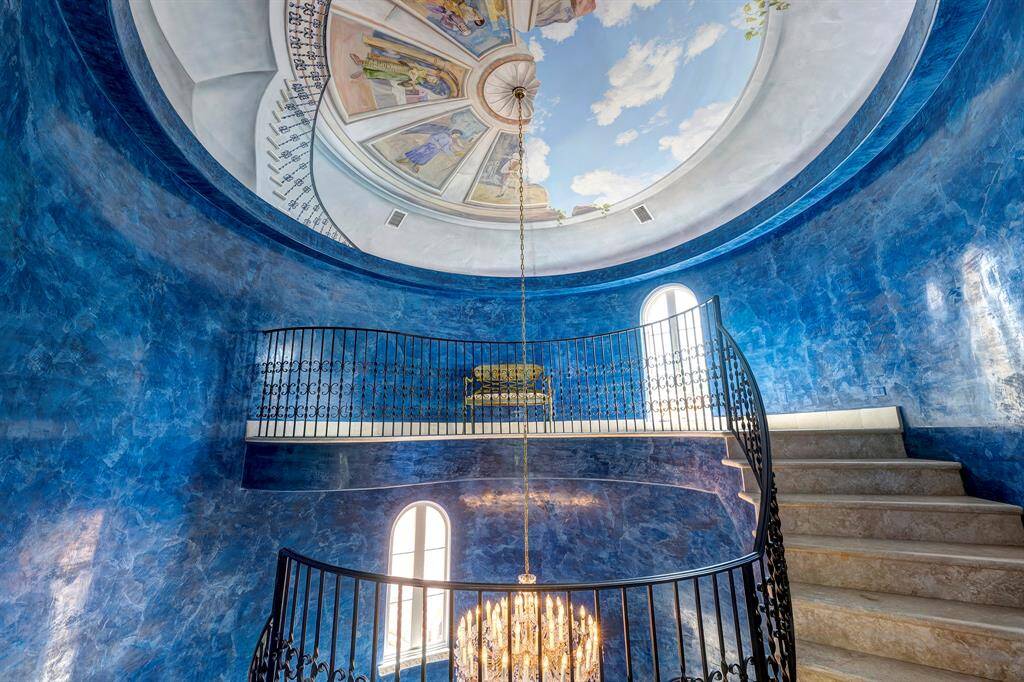Trompe l'oeil ceiling painting