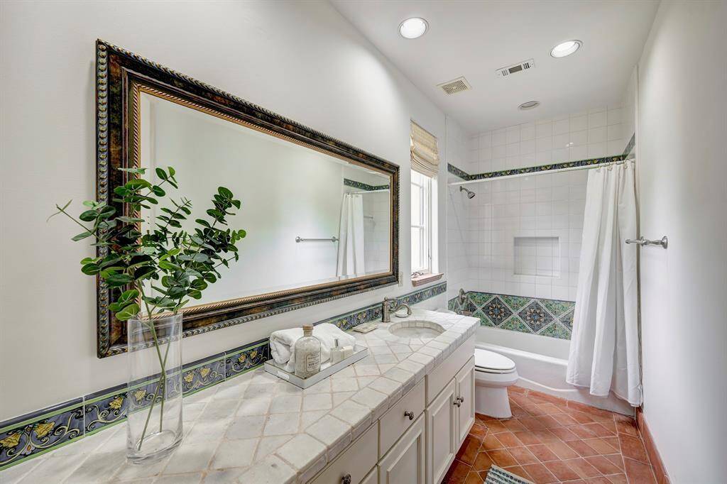 Ensuite bath