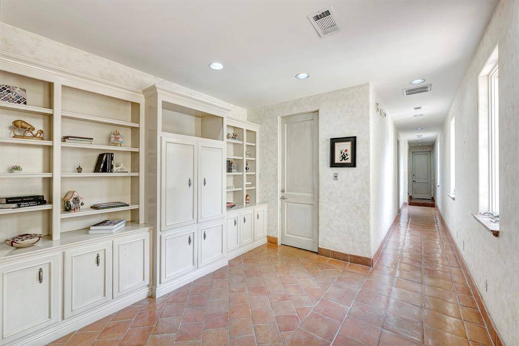 Built-in bookshelves between secondary bedrooms