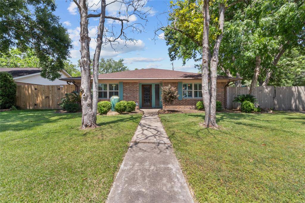 Welcome to 417 Morningside. Great Corner Lot in the heart of Friendswood.