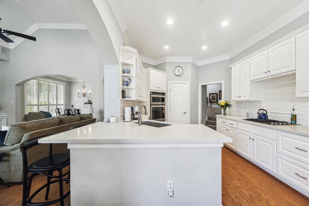 Truly a "cook's kitchen" . Plenty of space for the cook and plenty of space for the guests!