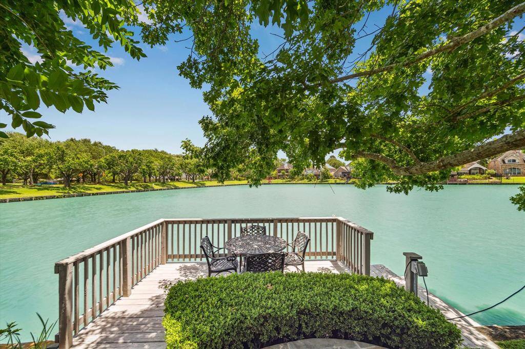 What a fabulous spot for dining!