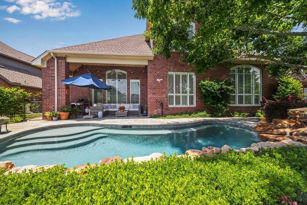 So manicured and so perfect.  This is an awesome area for entertaining and for private relaxation. You never have to go on vacation.