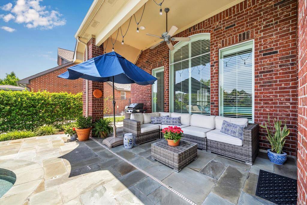What an amazing area for relaxing and /or entertaining with such a tranquil view and comfy space.