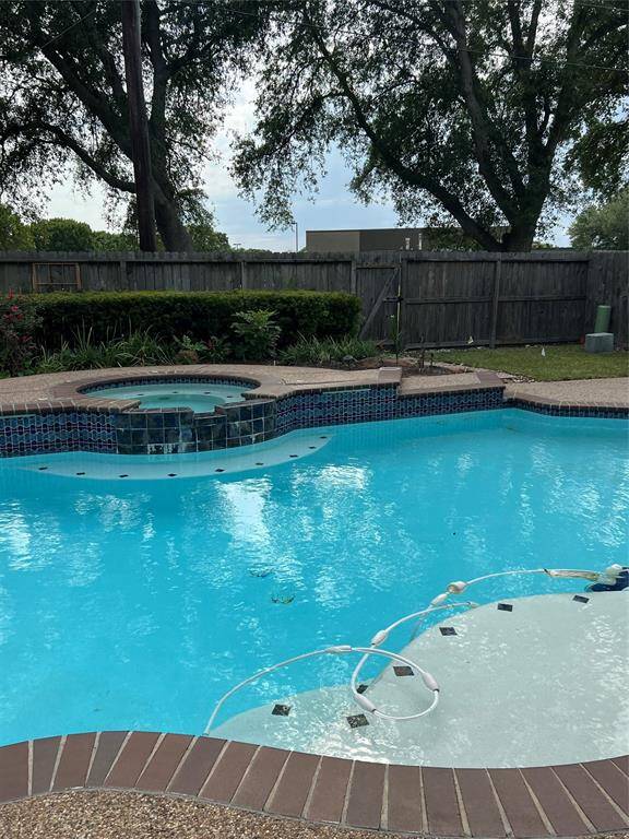 BEAUTIFUL POOL AND SPA