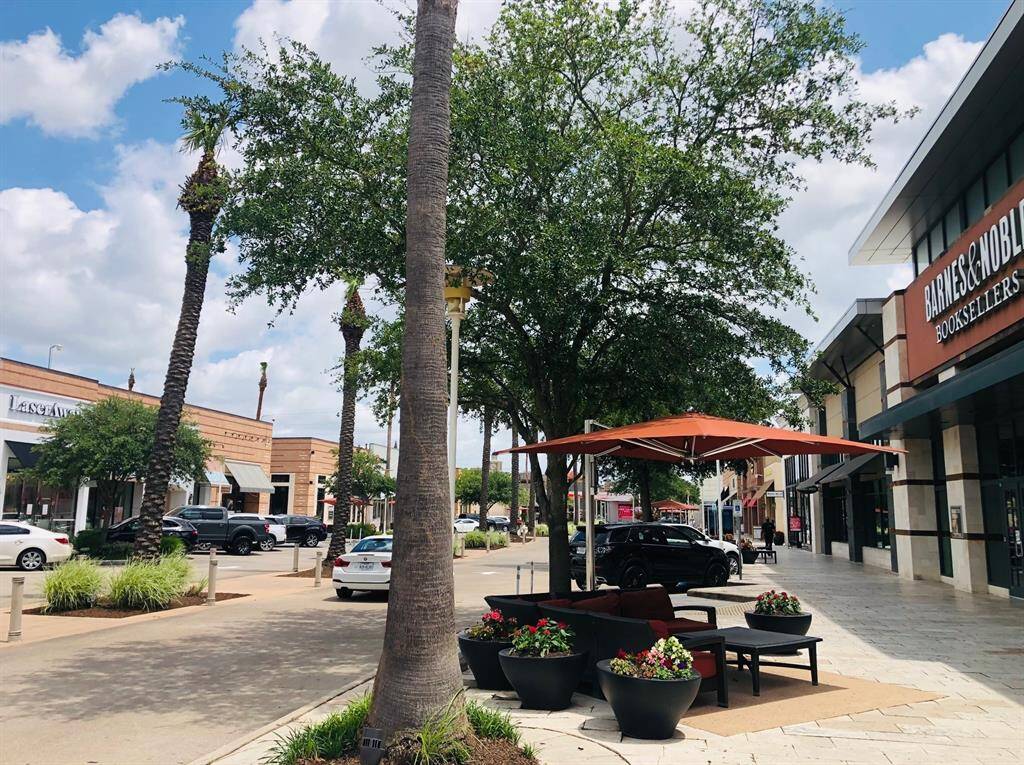 First Colony Mall walk street
