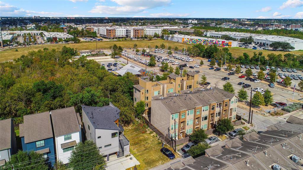 Property backs up to a green space!