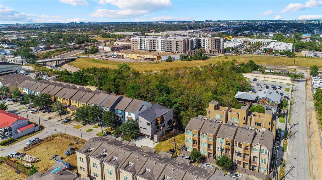 Property backs up to a green space!