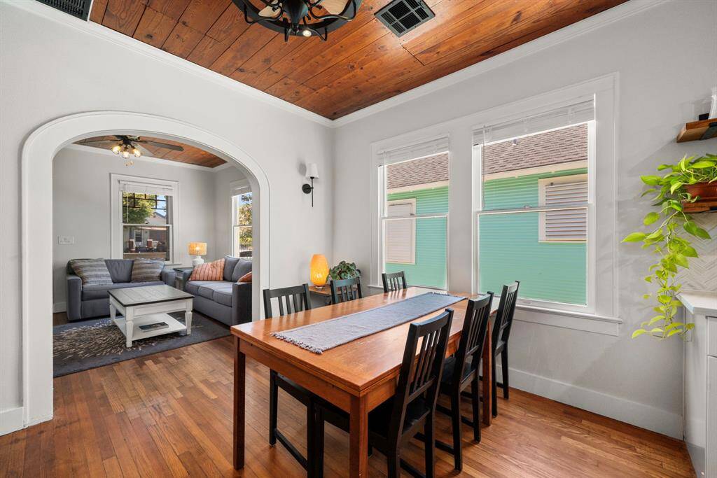 Gorgeous arch highlights the living space.ws