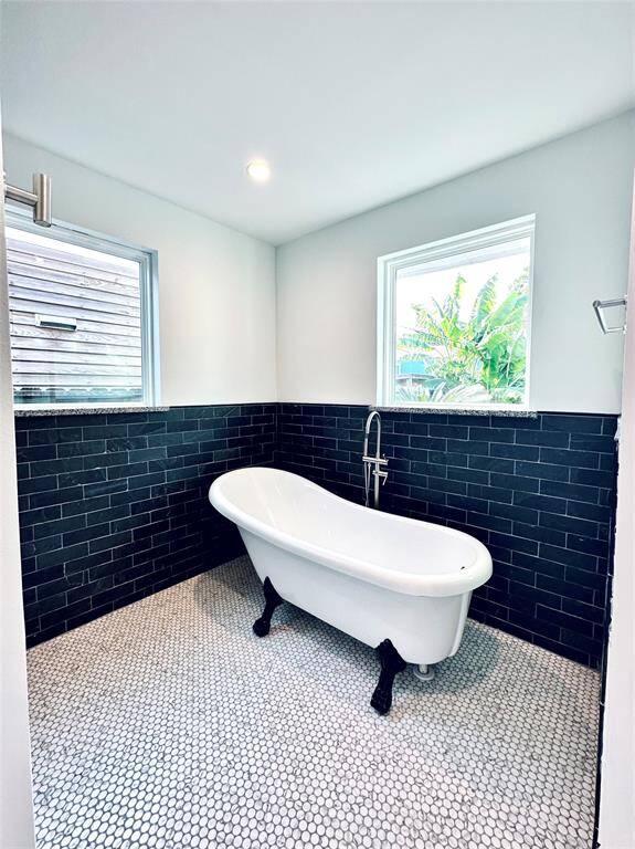 Gorgeous free-standing slipper tub