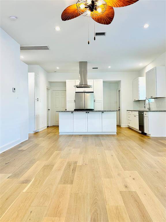 High ceilings and recessed lighting