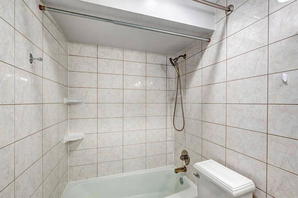 2ndary Bath-tub/shower