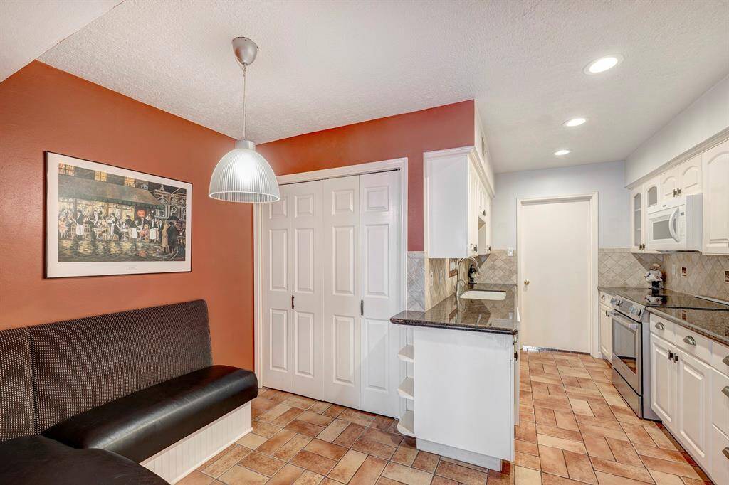 Kitchen /breakfast room. Stainless appliances