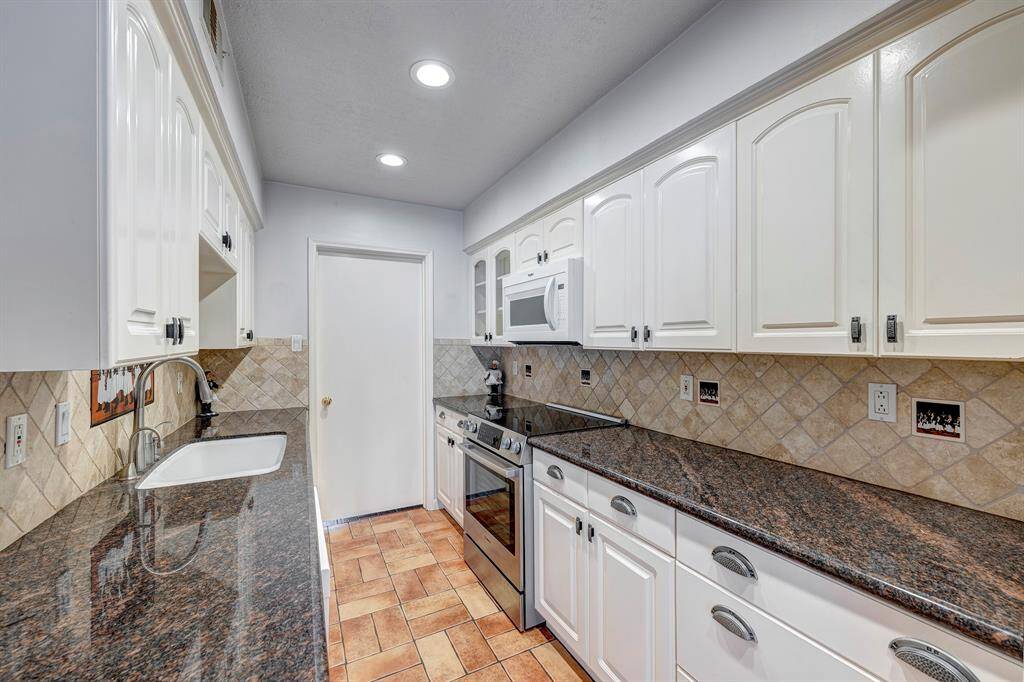 Kitchen with many cabinets