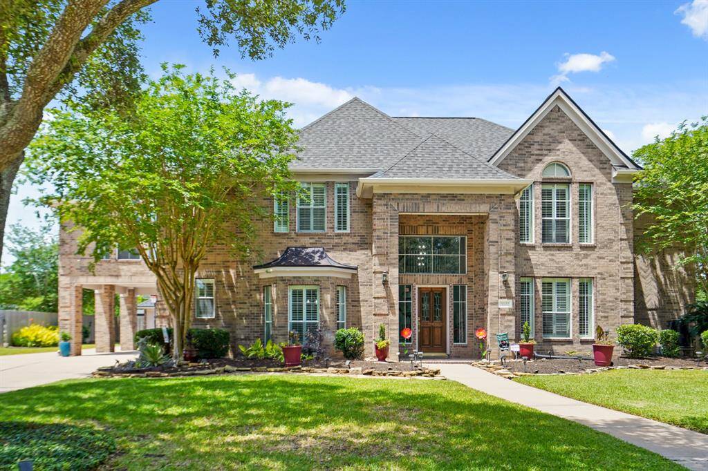This photo showcases a serene residential neighborhood featuring lush greenery, a scenic lake with a fountain, tennis courts, and spacious homes with pools. Ideal for buyers seeking a community with recreational amenities and natural beauty.