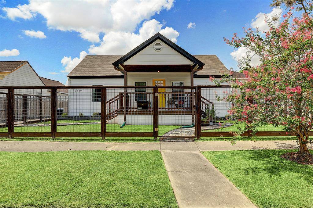 Welcome to this adorable home in the heart of Houston's vibrant EADO neighborhood!