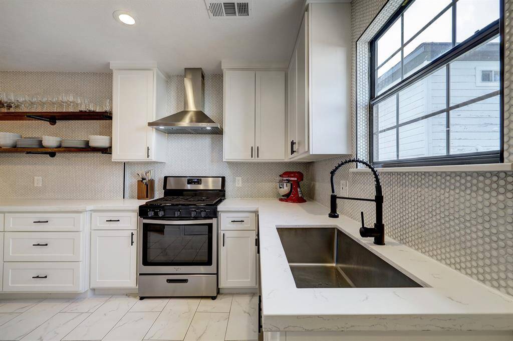 All appliances are stainless steel.
