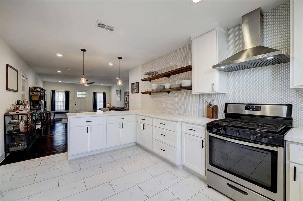 The vent hood and open shelving add a model aesthetic.