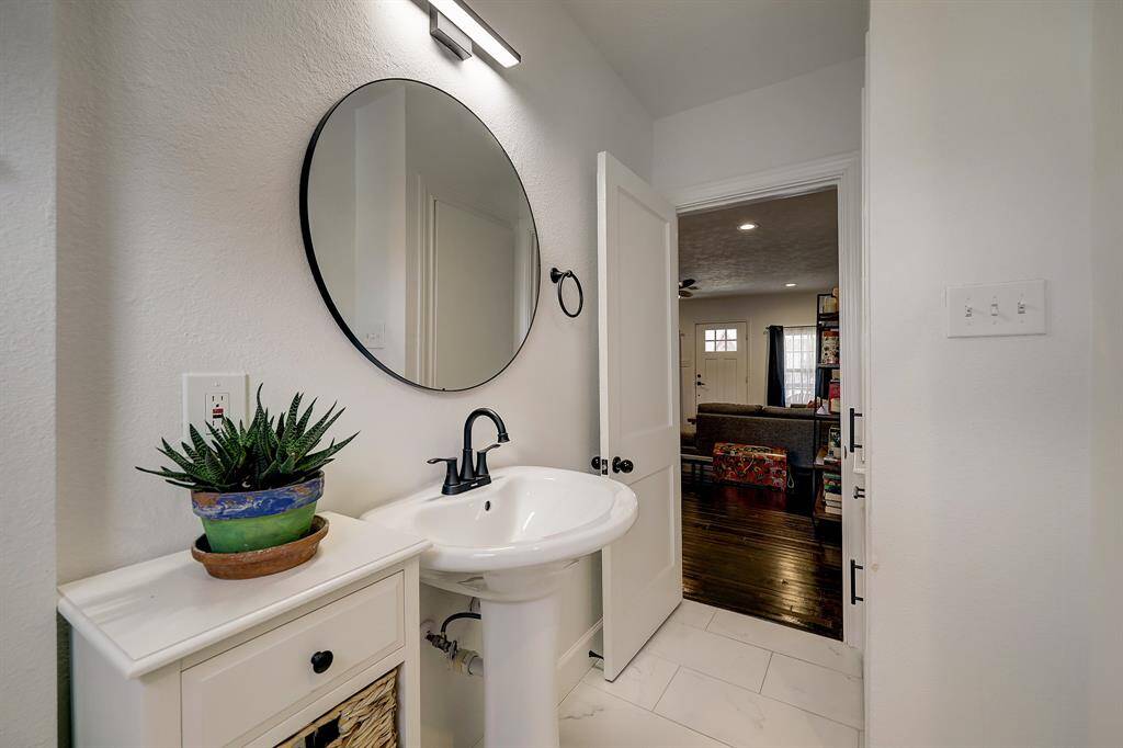 Also the secondary full bathroom.