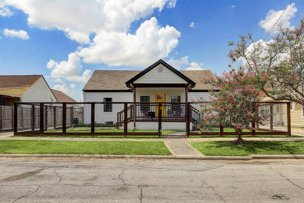 Fully fenced, you will have the joy of using your entire property.