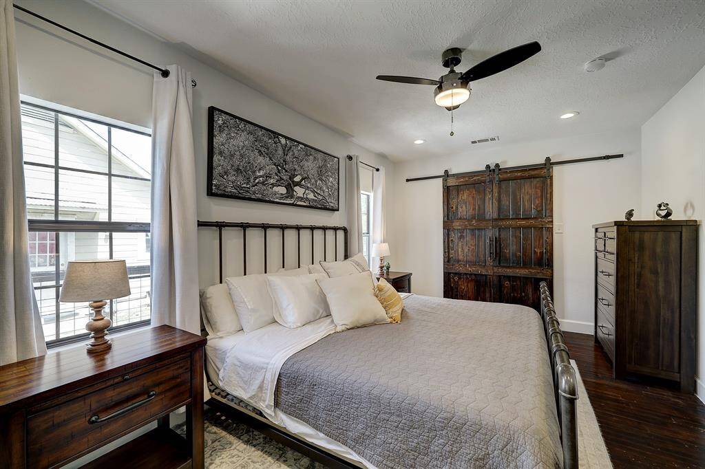 King sized bed pictured.