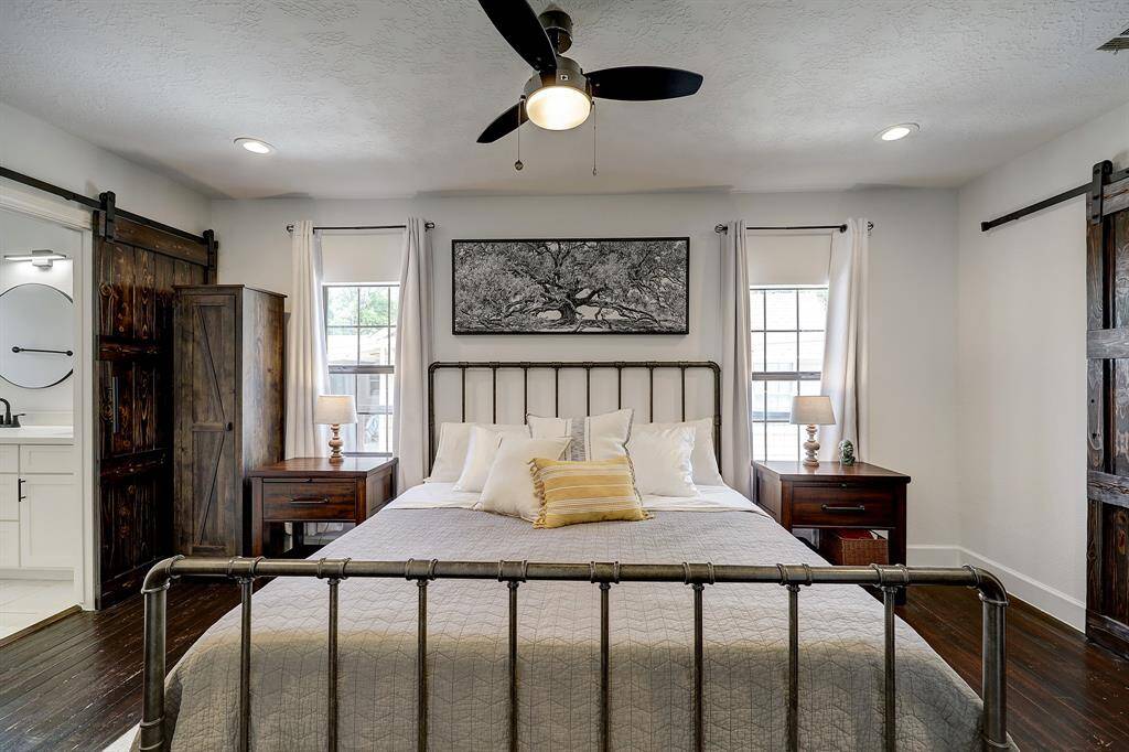 The natural light is also abounding in the primary.