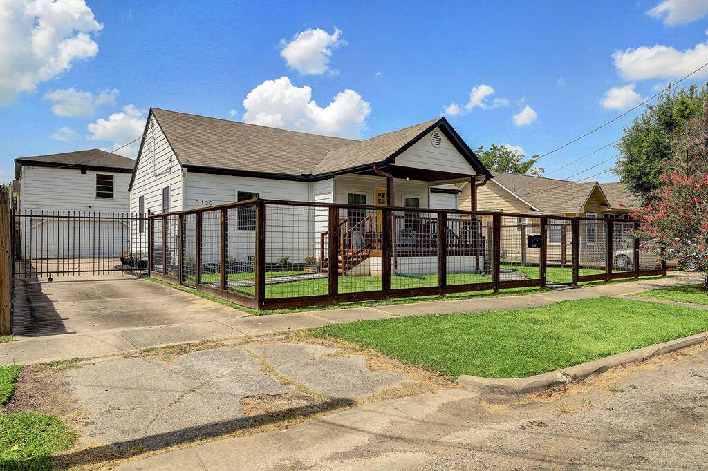 The automatic driveway gate makes coming home after a long day easy and secure.