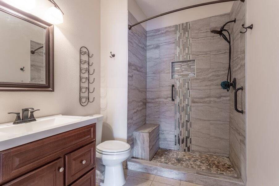 Upstairs Full Bathroom