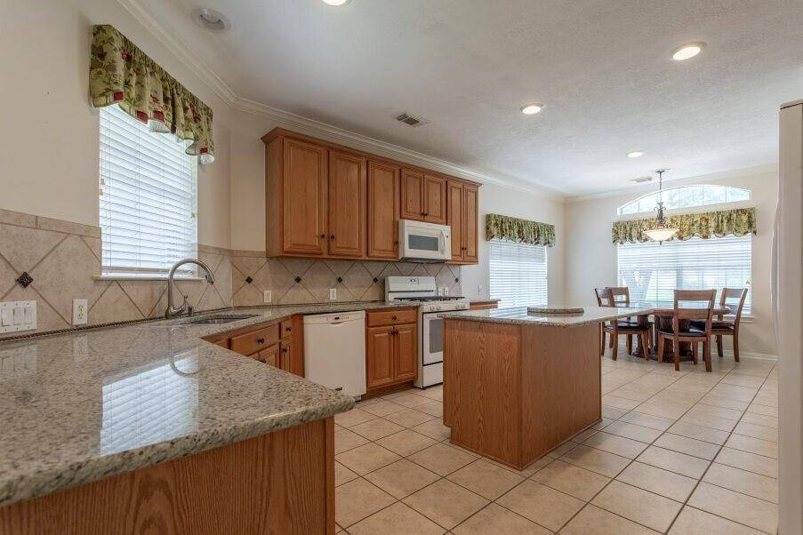 Kitchen-Bkfst-Granite Countertops