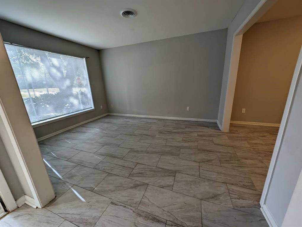 Flex Space/Formal Living/Office