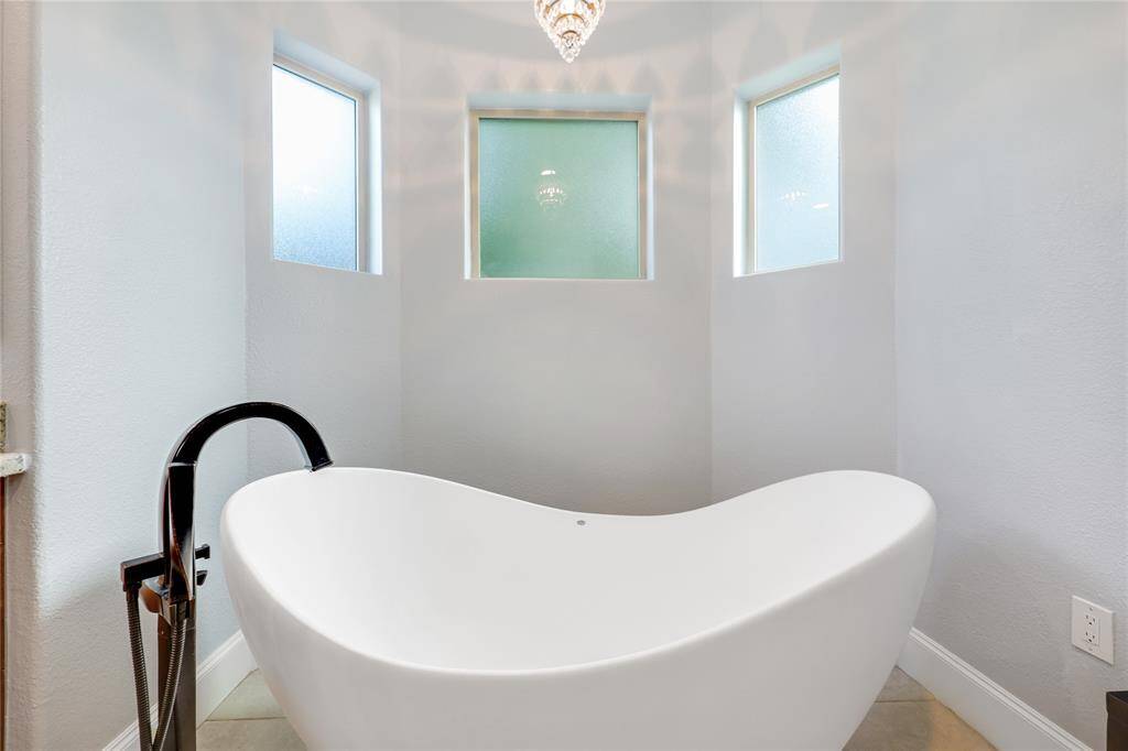 Primary Suite Soaking Tub
