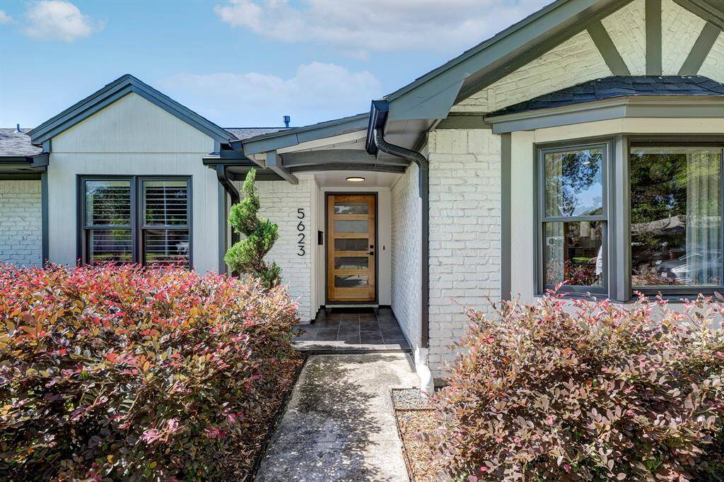 Curb appeal for days here!