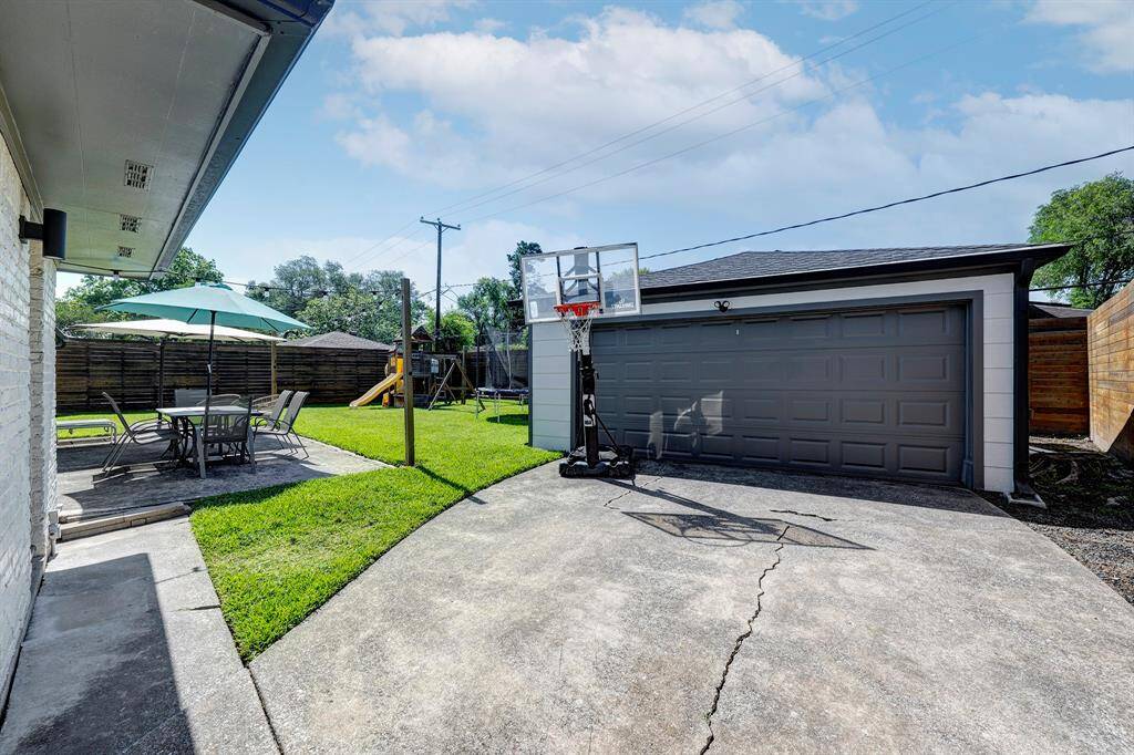 Double wide parking near the 2 car garage