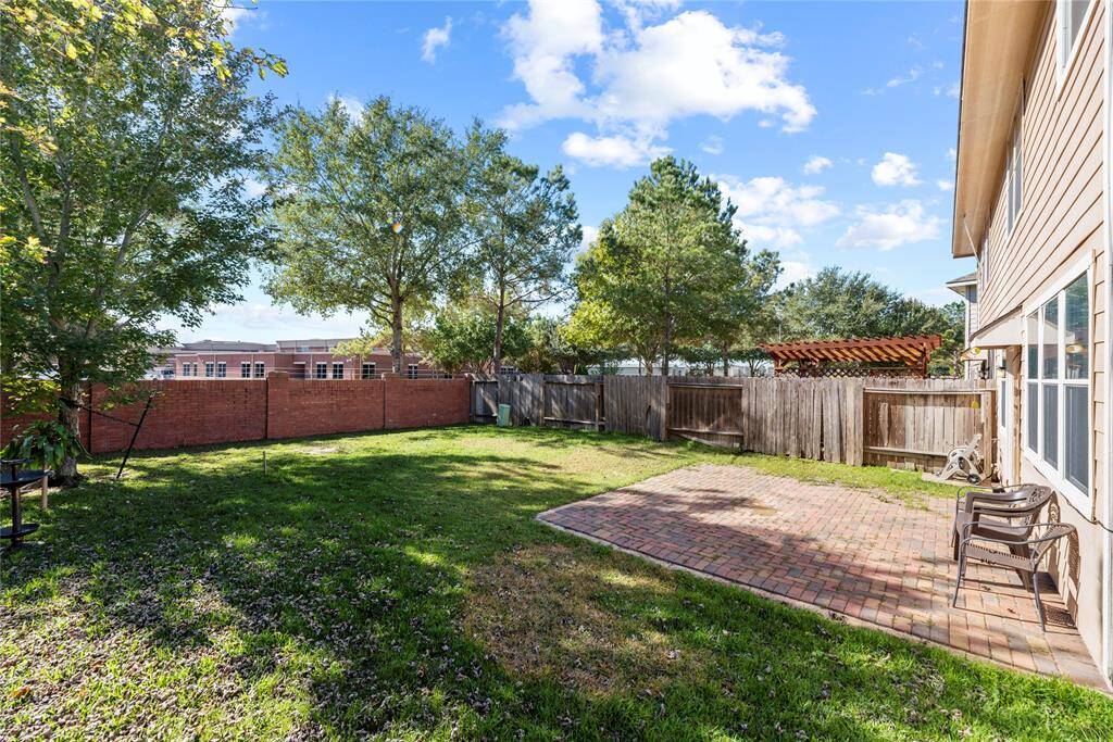 This is a great backyard for the week-end hangouts and letting the kids run around.