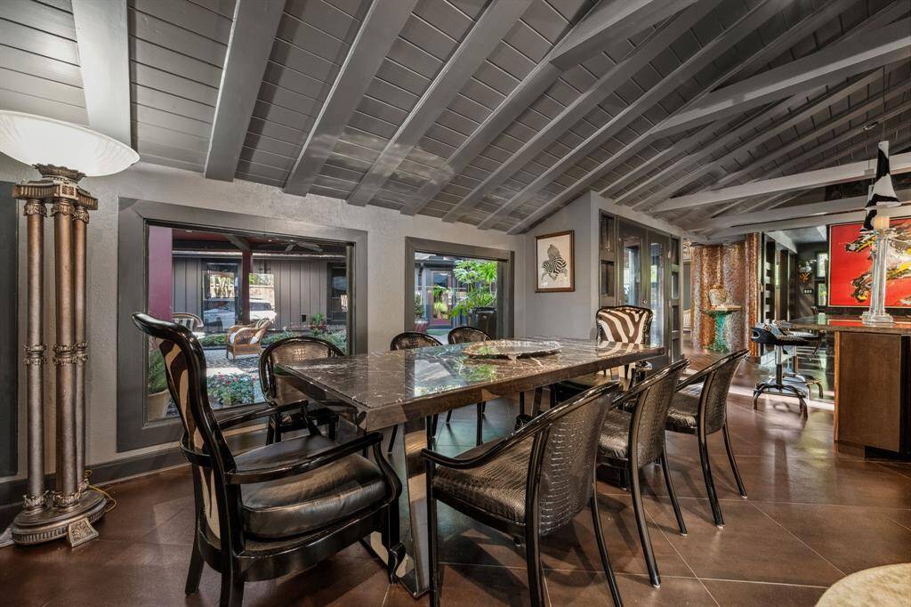 Breakfast room with fews of the back courtyard.