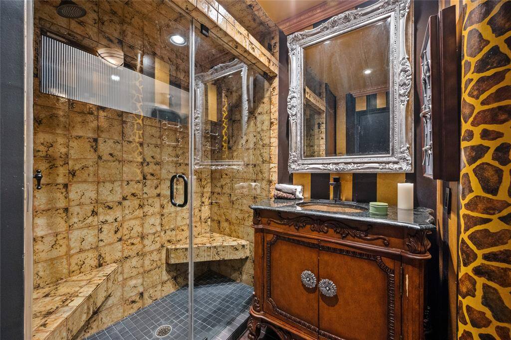 Secondary bathroom.