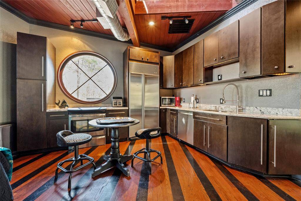 The Tree House guest apartment includes a fully equipped kitchen, making it a self-sufficient and comfortable retreat.