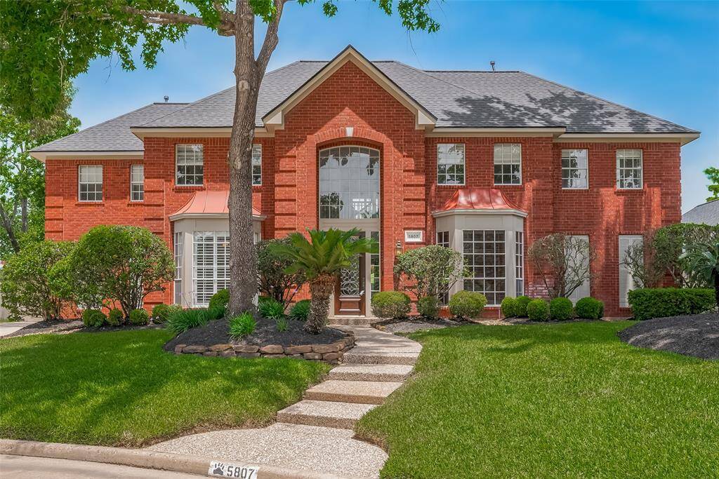 Welcome to Kingwood.  Take a few minutes to explore 5807 Juniper Knoll Ln. located in the exclusive enclave of Kingspoint.