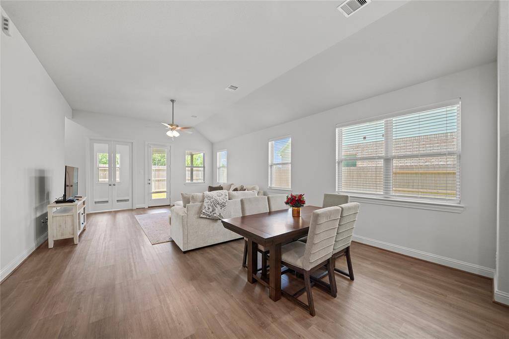 Breakfast Space for Casual, Everyday Meals or Game Nights.