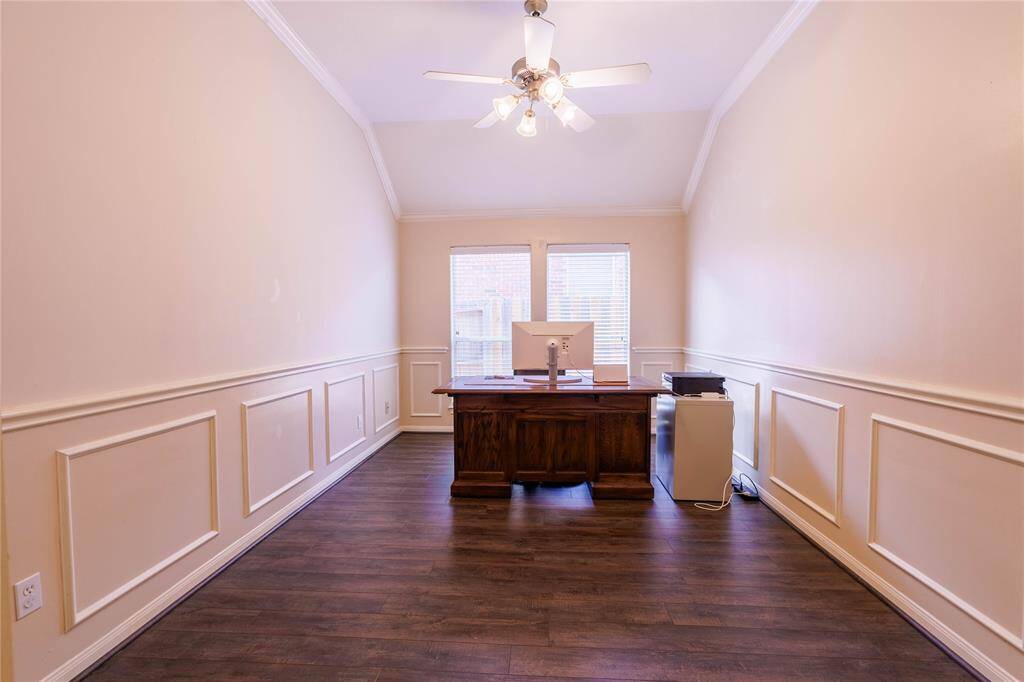 This office/study has ample natural lighting and high ceilings!
