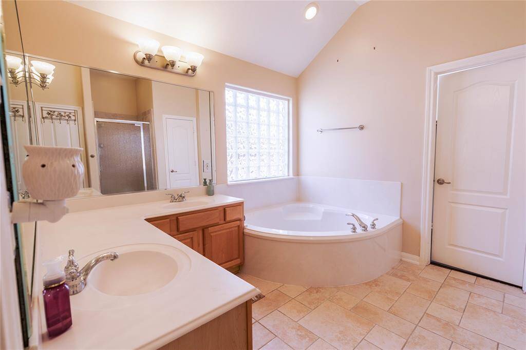 Large primary bathroom with double vanity and garden tub!