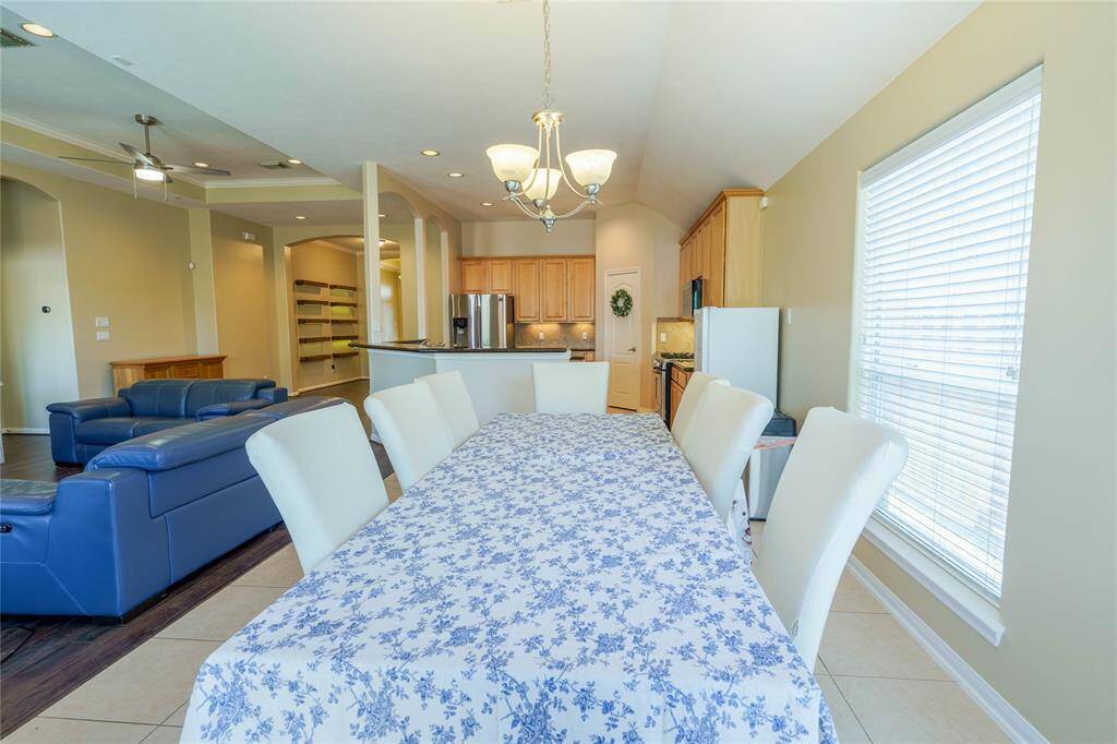 Notice how an 8 seat dining room table fits perfectly in this space!