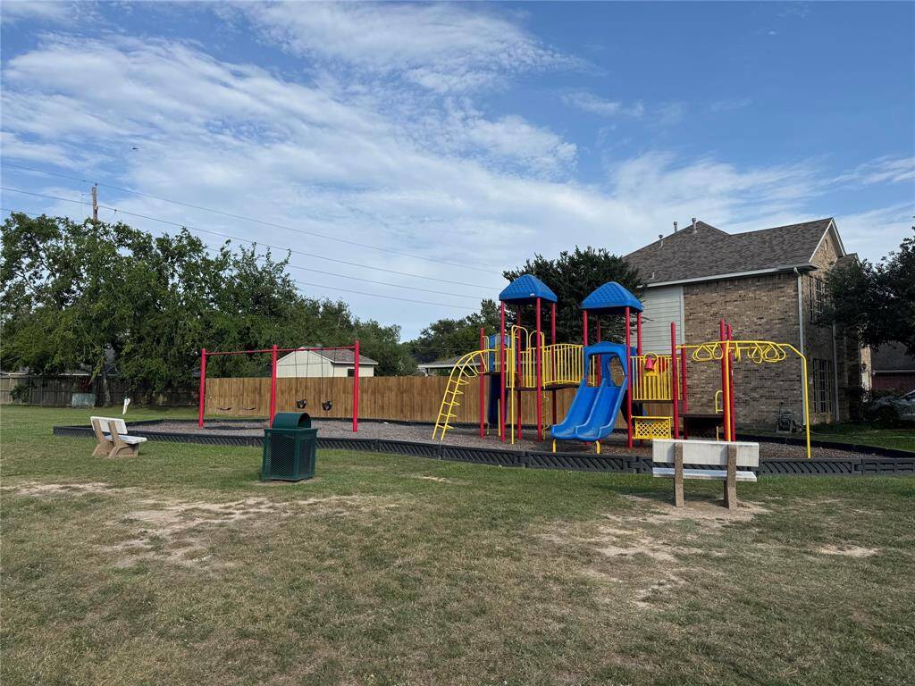 If you need more outdoor space, there is a neighborhood park just one house away!