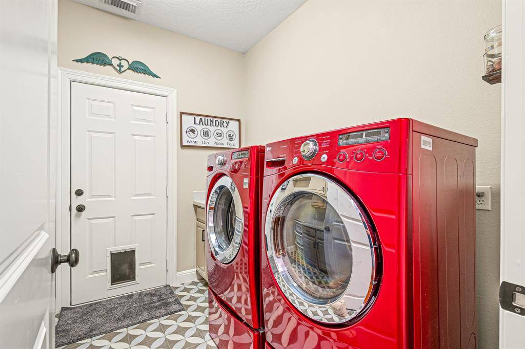 Laundry day just got a little brighter!! Enjoy the deco tile flooring, elegant granite counter- top with convenient sink.