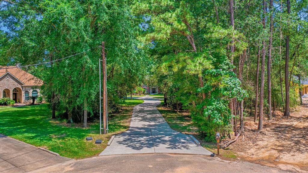 Great Location in Lake Creek Forest with Easy Access to 1488, along with your Favorite Shopping and Dining!