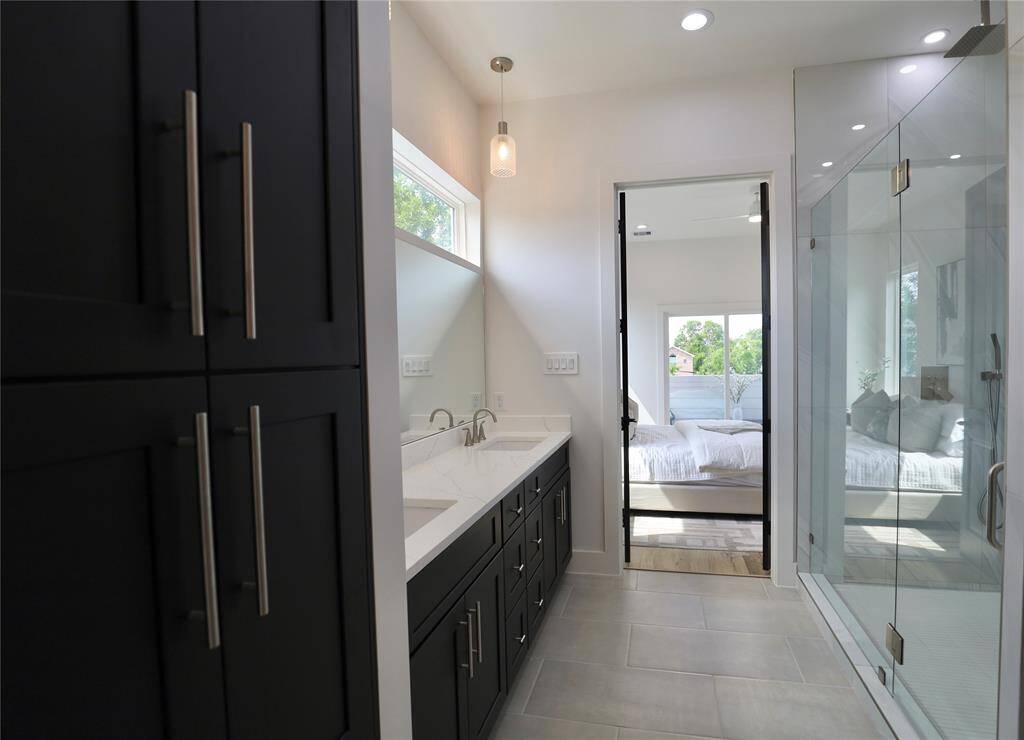 Spa-like primary suite en suite