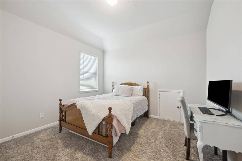 Secondary bedroom.