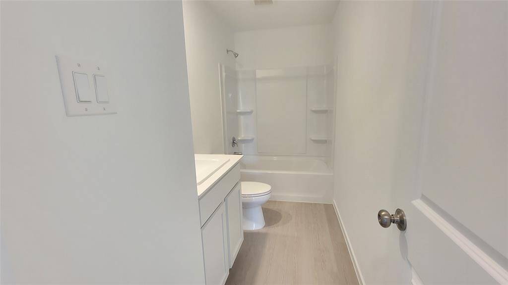 Guest Full Bathroom (2nd Floor)